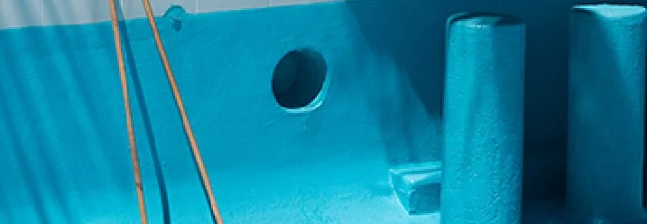 Leerer Pool mit Besen und Kehrschaufel